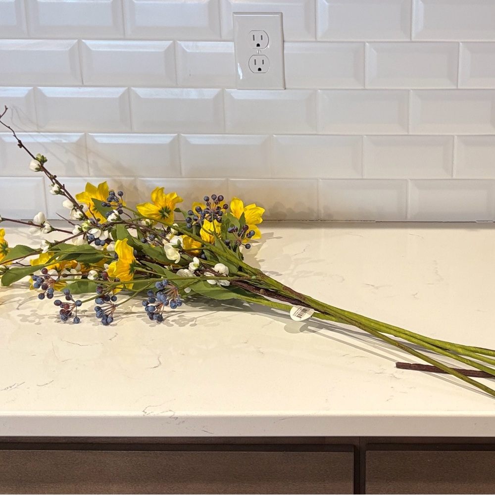 NWT Cheery and Colorful Yellow and Blue Floral Stems